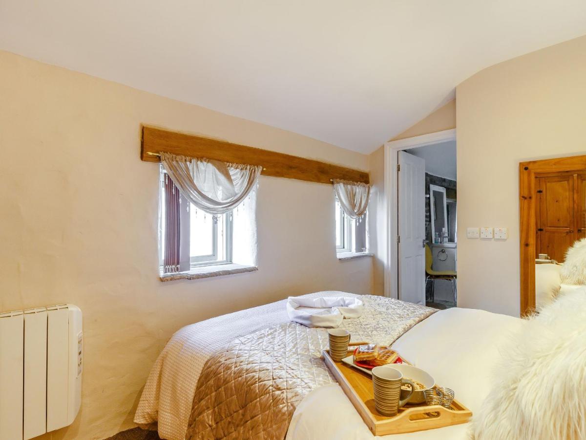 Caner Bach Lodge Bridgend  Buitenkant foto